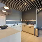 Hyve - Tropical Penthouse - Pool & Gym Holiday home