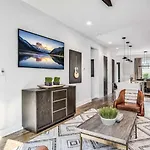 Cowgirl's Hideaway-rooftop Patio- 2 Mi To Broadway Holiday home