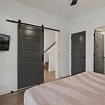 Charmer - Private Rooftop - Sleeps 14 *
