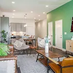 Holiday home Hurst House - 4 Stylish Homes - Mins To Germantown