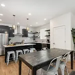 Citrine-private Patio & Balcony-near Germantown Holiday home *
