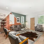Citrine-private Patio & Balcony-near Germantown Holiday home