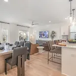 Holiday home Aurora-private Deck-9 Mins To Broadway