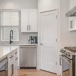 Aurora-private Deck-9 Mins To Broadway Holiday home