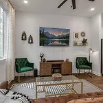 June's Nash 4 Miles To Broadway-rooftop Patio Holiday home *