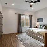 Highland Station - Private Rooftop - Sleeps 14 Holiday home
