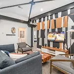 Holiday home The Saddlery-playlist-2 Units-walk To Broadway