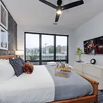Twin Notes - Odyssey - 2 Units - Mins To Broadway Holiday home *