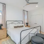 Aurora-private Deck-9 Mins To Broadway Holiday home
