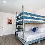Heights-sleeps 12-in Cumberland Heights Holiday home *
