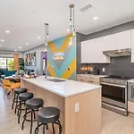 Holiday home Hyve - Neon Lights - Pool & Gym - Walk To Broadway Nashville