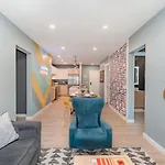 Hyve - Neon Lights - Pool & Gym - Walk To Broadway Holiday home *