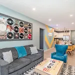 Holiday home Hyve - Neon Lights - Pool & Gym - Walk To Broadway Nashville