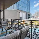 Holiday home Hyve - Neon Lights - Pool & Gym - Walk To Broadway Nashville