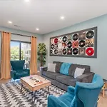 Hyve - Neon Lights - Pool & Gym - Walk To Broadway Holiday home