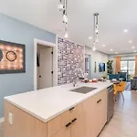 Hyve - Neon Lights - Pool & Gym - Walk To Broadway Holiday home *