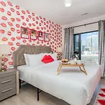 Hyve - Neon Lights - Pool & Gym - Walk To Broadway Holiday home *