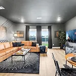 Holiday home Sunset-expansive Patio & Hot Tub-mins To Broadway