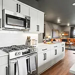 Holiday home Sunset-expansive Patio & Hot Tub-mins To Broadway Nashville