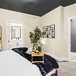 Holiday home Sunset-expansive Patio & Hot Tub-mins To Broadway *
