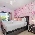 Holiday home Hyve - Neon Lights - Pool & Gym - Walk To Broadway *