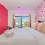 Hyve - Neon Lights - Pool & Gym - Walk To Broadway Holiday home *