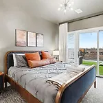 Sunset-expansive Patio & Hot Tub-mins To Broadway Holiday home *