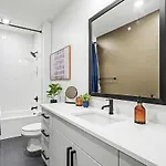 Sunset-expansive Patio & Hot Tub-mins To Broadway Holiday home *