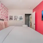 Hyve - Neon Lights - Pool & Gym - Walk To Broadway Holiday home