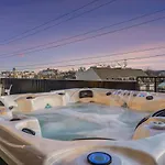 Holiday home Sunset-expansive Patio & Hot Tub-mins To Broadway
