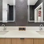 Hyve - Neon Lights - Pool & Gym - Walk To Broadway Holiday home