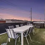 Holiday home Sunset-expansive Patio & Hot Tub-mins To Broadway *