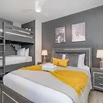 Holiday home Hyve - Neon Lights - Pool & Gym - Walk To Broadway *