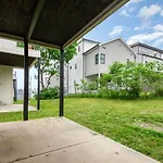 Citrine-private Patio & Balcony-near Germantown Holiday home