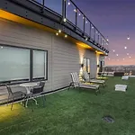 Holiday home Sunset-expansive Patio & Hot Tub-mins To Broadway *