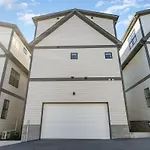 Holiday home Aurora-private Deck-9 Mins To Broadway