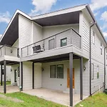 Riff & Rest - 2 Stylish Homes - Mins To Germantown