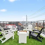 Holiday home Sunset-expansive Patio & Hot Tub-mins To Broadway