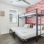 Riff & Rest - 2 Stylish Homes - Mins To Germantown Holiday home *