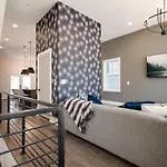 West End Dreams-2 Homes-6 Mins To Broadway Holiday home