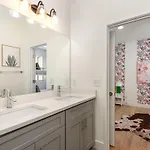 Holiday home Hurst House - 4 Stylish Homes - Mins To Germantown *