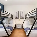 Holiday home Hurst House - 4 Stylish Homes - Mins To Germantown