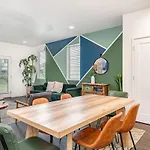 Holiday home Hurst House - 4 Stylish Homes - Mins To Germantown