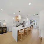 Modern Multi-level Retreat With Rooftop Hot Tub Apartment *