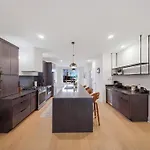 New Modern Escape With Rooftop Hot Tub Apartment