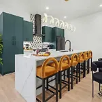 Holiday home Halo-rooftop Patio & Game Room-mins To Broadway
