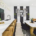 Halo-rooftop Patio & Game Room-mins To Broadway Holiday home