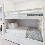 Symphony - Odyssey - Mins To Broadway - Pool & Gym Holiday home