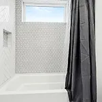 Holiday home Halo-rooftop Patio & Game Room-mins To Broadway *