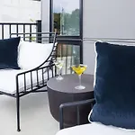 Symphony - Odyssey - Mins To Broadway - Pool & Gym Holiday home